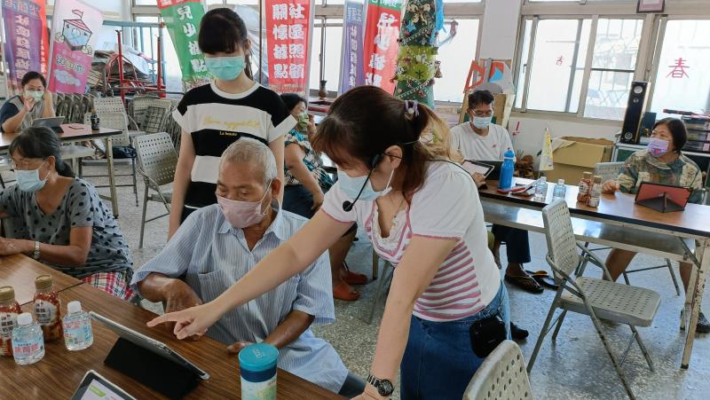 老師耐心指導學員使用平板搜尋健康資訊