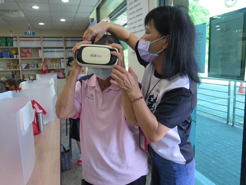 鍾子琳助教帶領學學員，從VR探索生命的一切。