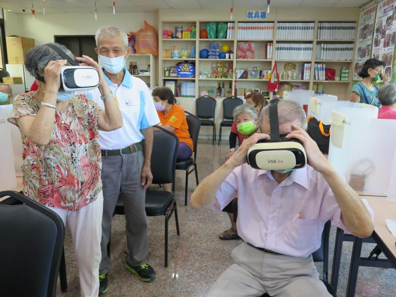 活了一把年紀，第一次接觸VR，很驚訝鏡頭的景色怎麼那麼的美麗。