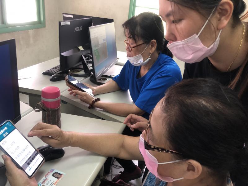 老師在旁協助學員使用健保快易通APP