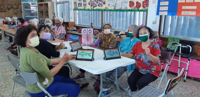 長輩拿著平板電腦慢慢畫出部落圖騰~飛魚