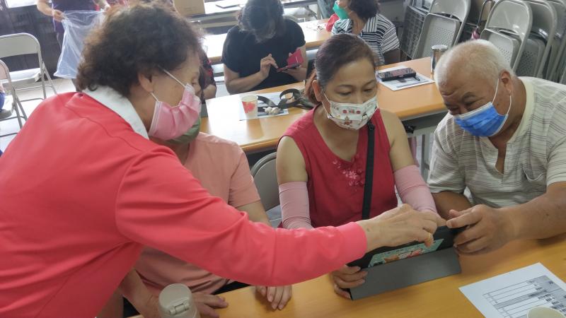 助教協助手機及平板使用