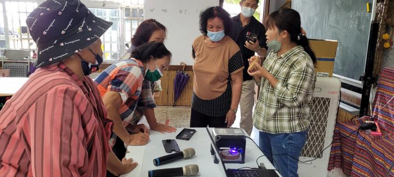 體驗新興科技VR眼鏡及雷雕機