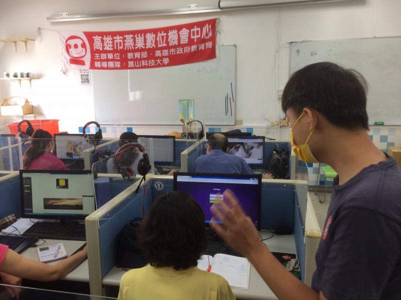 講師與學員討論課程內容