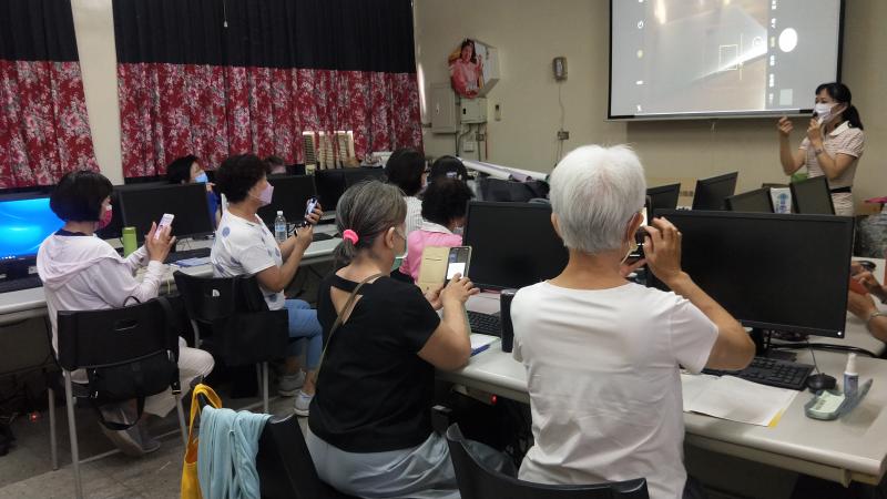 大家聚精會神聽老師講解，上課全景