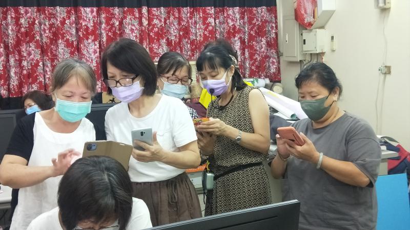 下課時，大家還在互相討論