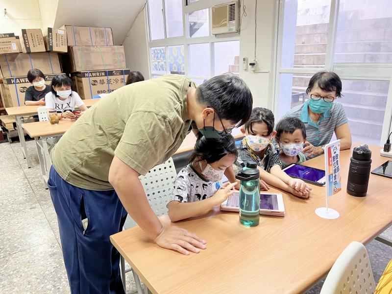 藉由Kahoot題庫進行作答，加深民眾網路資安的知識。