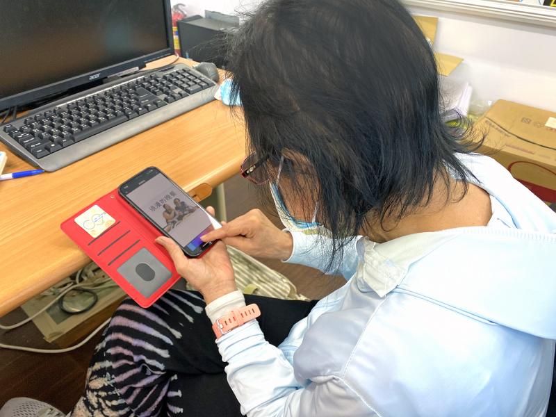 學員練習使用手機操作LINE拍貼