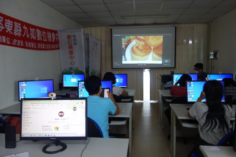 老師指導學員如何下載相片製作DM