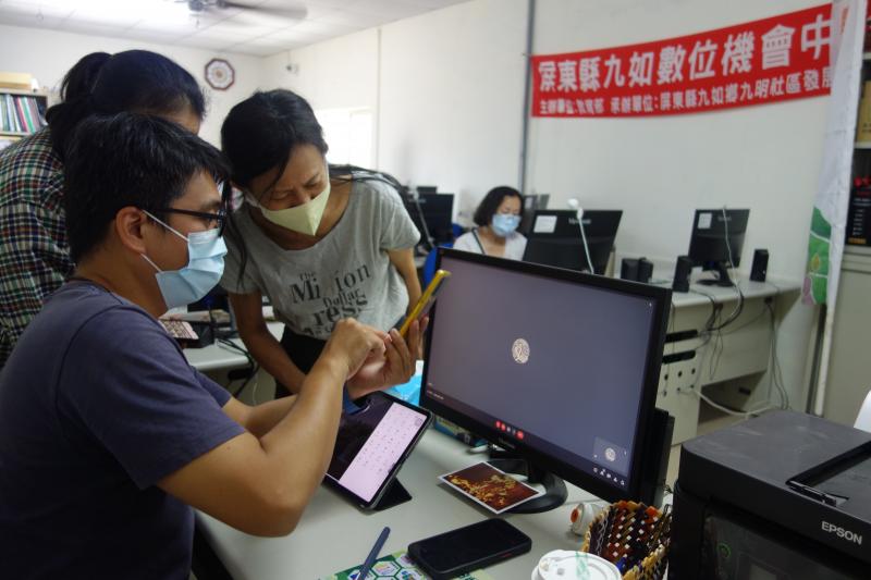 學員遇有問題馬上向老師求助指導，學習態度非常積極