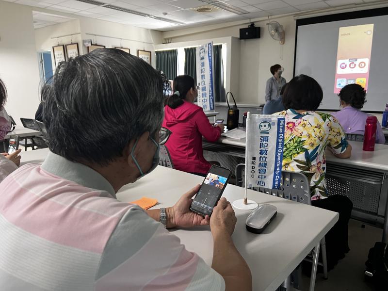 學員一邊聽老師講解一邊學習操作影片APP