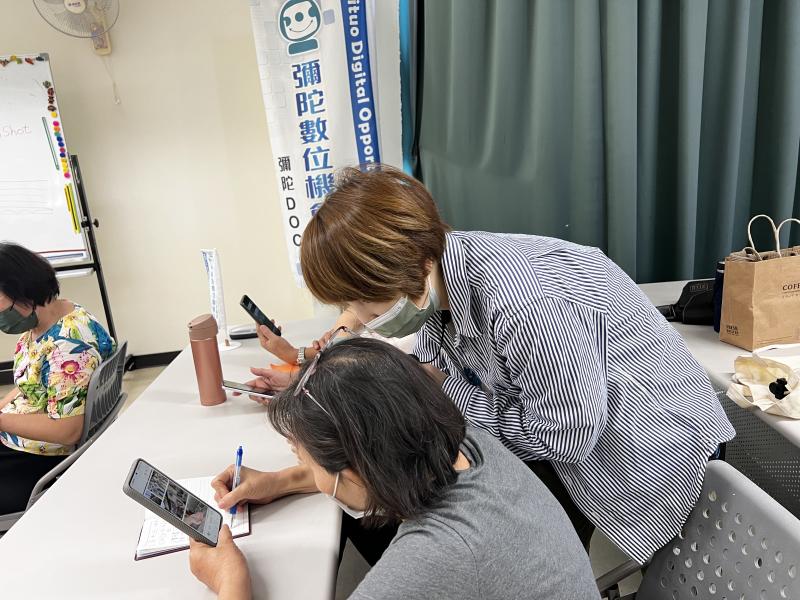 長輩在老師的指導下寫下影片的分鏡筆記
