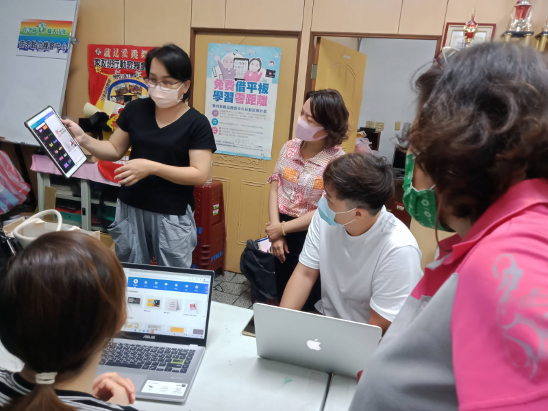 講師分享如何使用線上CANVA平台製作廣浩文宣