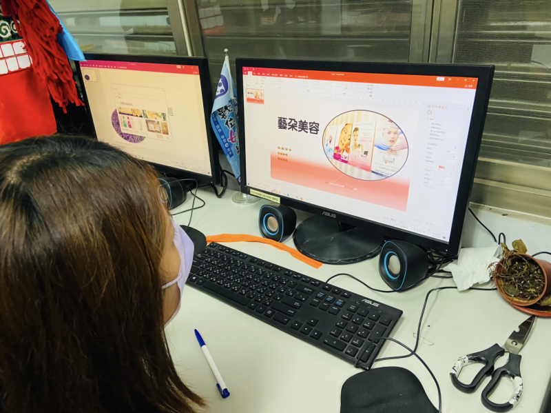 學員專心設計提案用的簡報