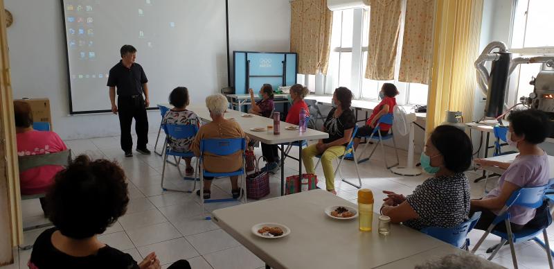 不只介紹咖啡，也說明咖啡的用途，以及烘焙的原則和咖啡的烘焙方式，學員也分享初他喝咖啡的心得。