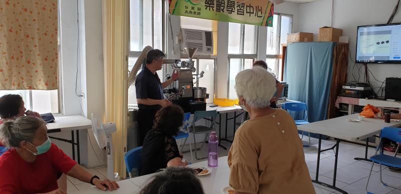 記錄下來，讓數字變成話語，來讓我們明白咖啡豆現在的烘焙程度，我們還不能用城市做紀錄，但一分鐘與一分鐘間的變化，就值得留下紀錄來。