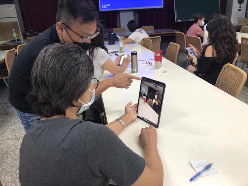 人像攝影課真的是人人都愛的課程呢!! 如何把人物與風景結合拍出最美的一張照片,真的是有訣竅的,學員們頻頻大喊;為什麼老師隨便拍都這麼美呀~~