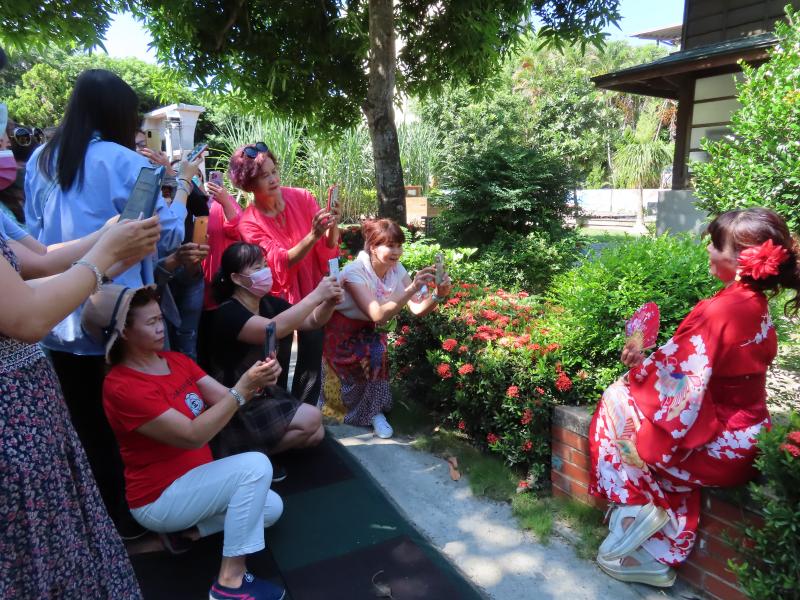 外拍課程學員們特地打扮,準備拍美美的照片帶回家  還有學員帶了和服,也太美了吧~完全融入日式建築裡