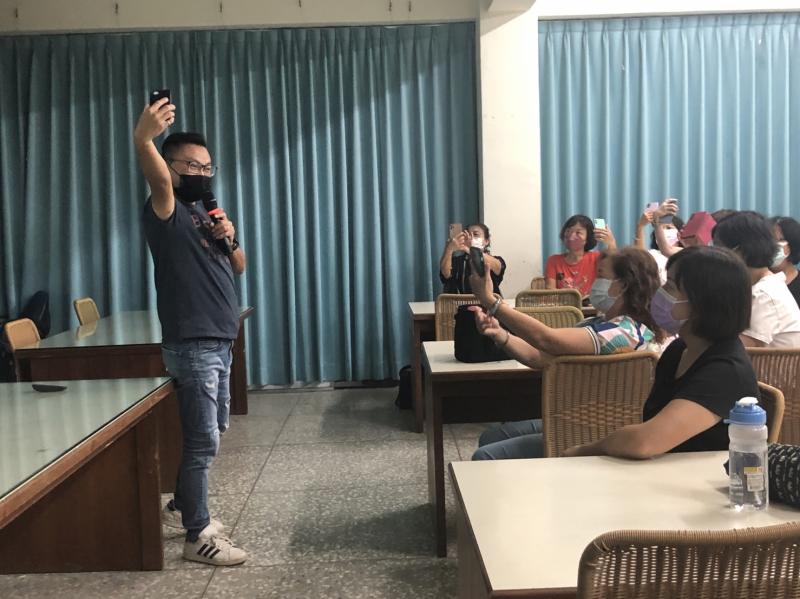 講師不僅教大家如何拍攝人物與風景,當然最重要的還有自拍囉!!  經過老師的講解,大家都掌握到自拍角度的訣竅  還有後製修圖,加上濾鏡一張張美美的照片就出來啦~  課後大家都一直喊上的不夠癮,什麼時候還可以上課呀!