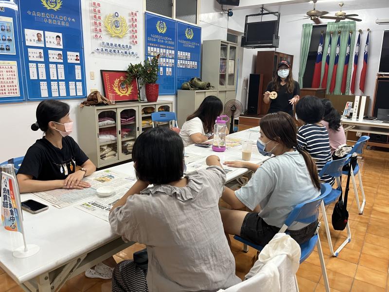 講師講解雷雕機該如何運用