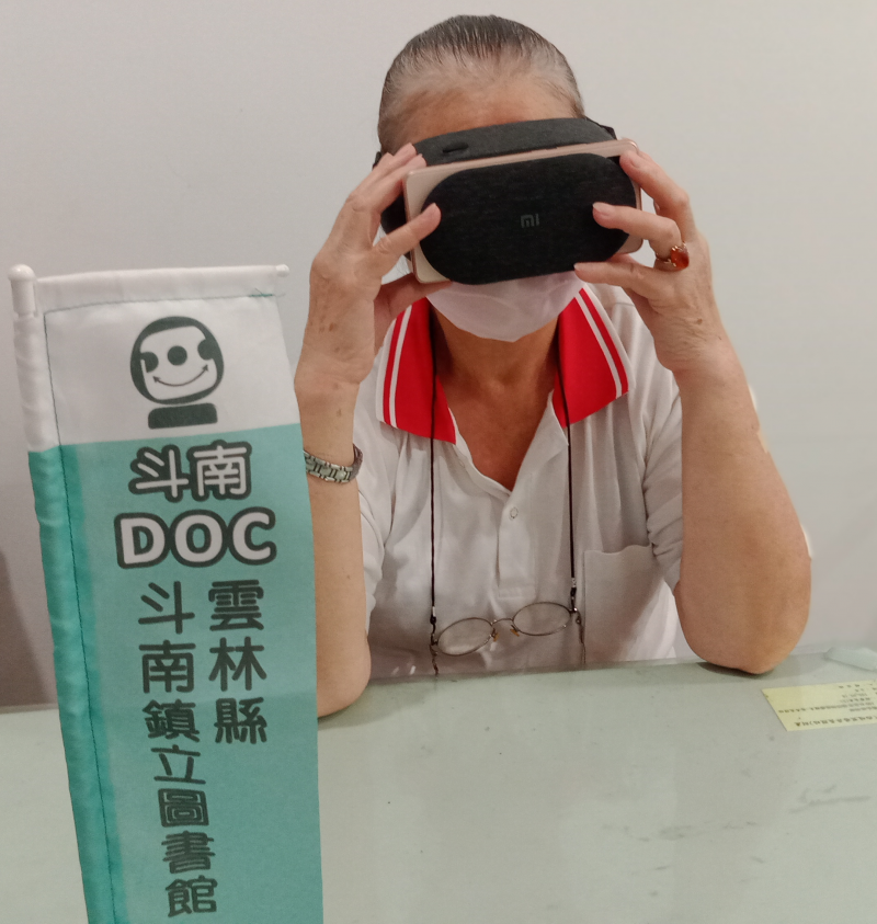 學員正在體驗VR(虛擬實境)