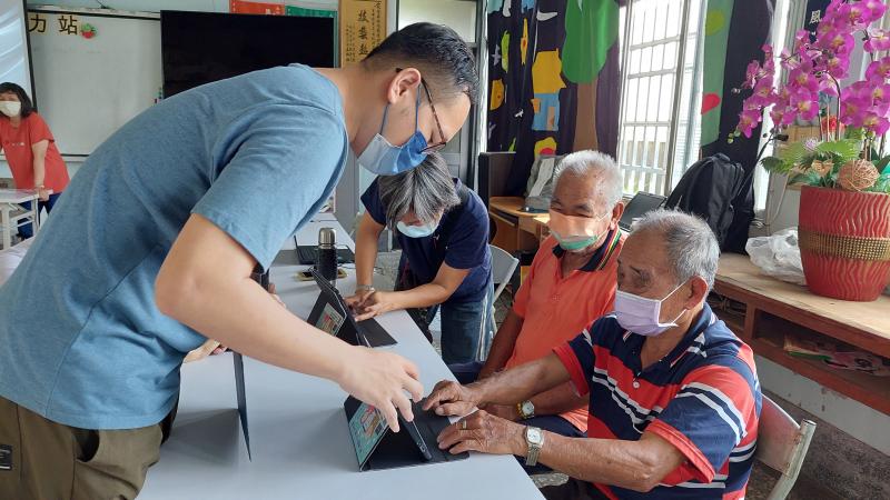 老師指導平板開關機操作