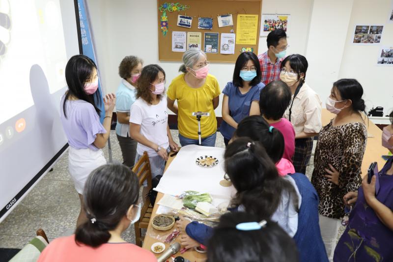 學員們 實地分組操作拍攝美食