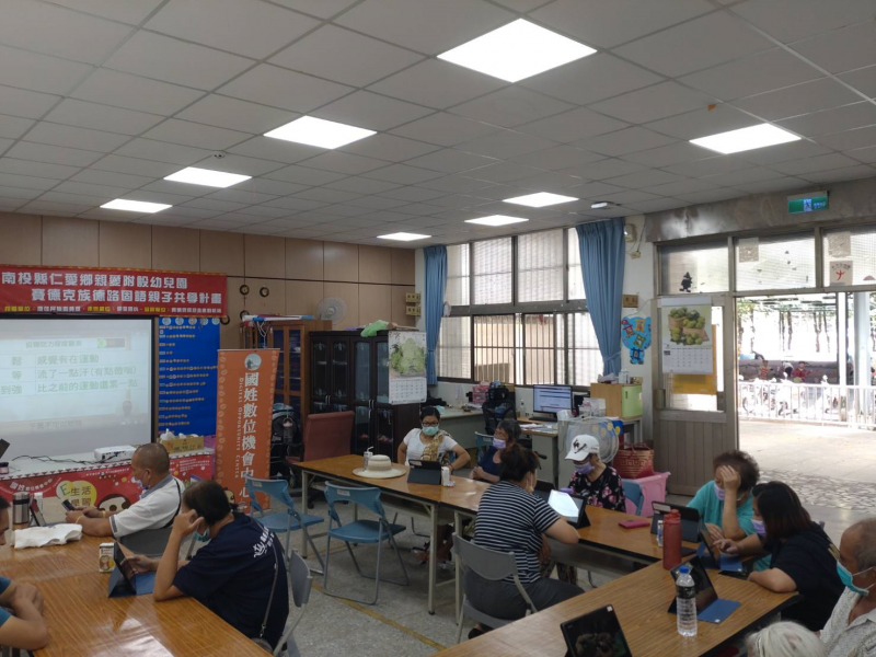 學員們正在自行操作剛才講師教授的內容