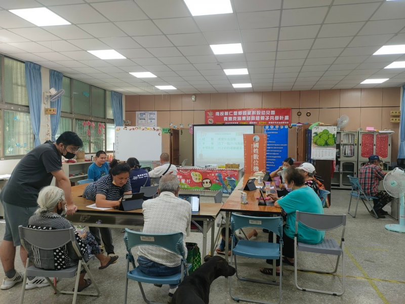 學員自行操作的同時，講師與文健站的成員會隨時在旁協助學員們的操作