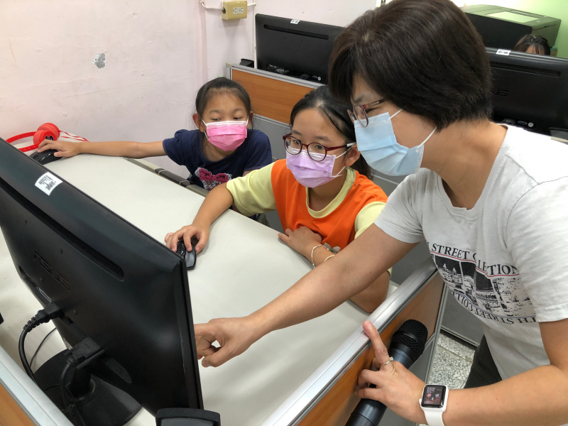 老師指導學員用google製作簡報。