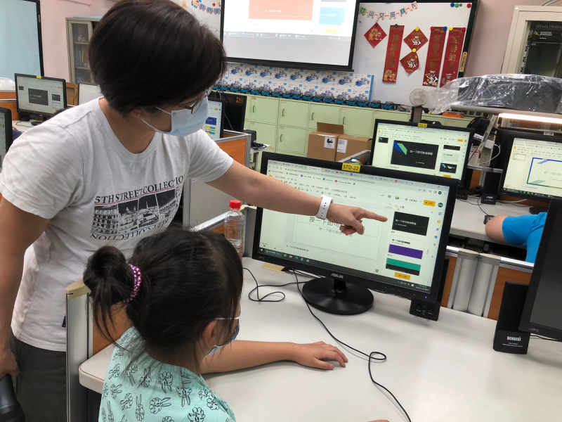 指導學員自訂簡報主題。