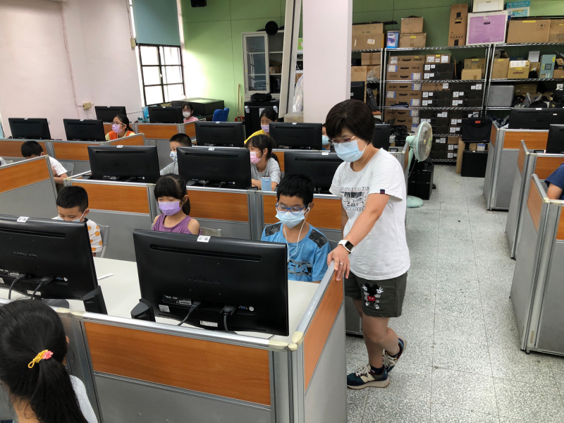 替導學員上網先搜尋素材。