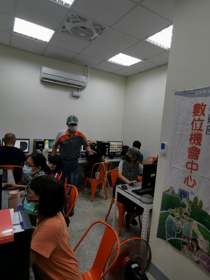 學員開始練習製作PPT