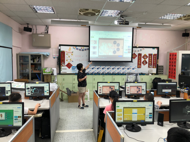 老師介紹Prezi線上簡報製作網站。