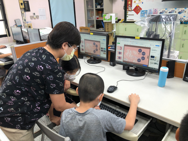 老師指導學員鍵盤快速鍵操作。