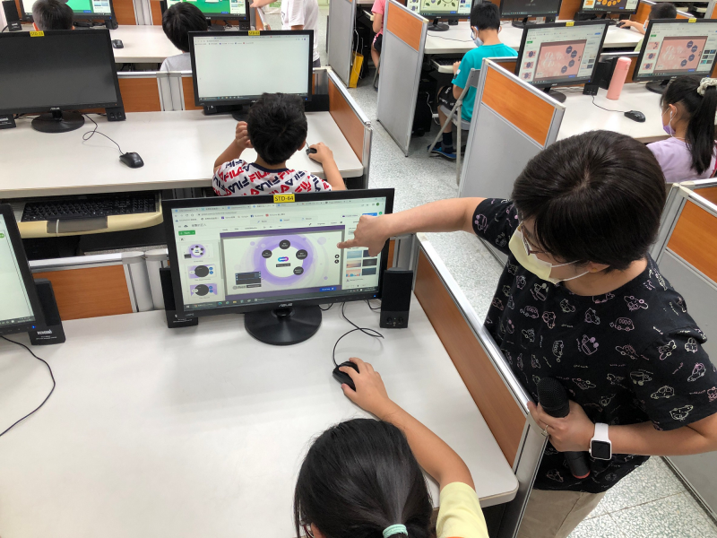 老師協助學員如何增加簡報小頁籤。