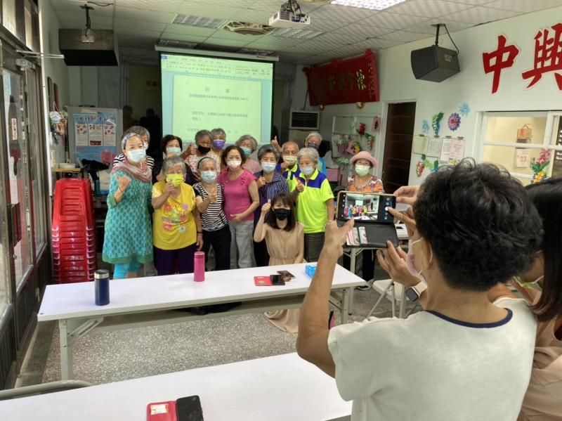 學員長輩試著自己拍攝團體照