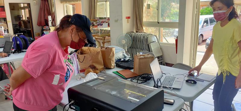 老師講解雷雕機的運作