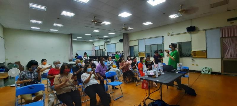 用手機輕巧靈活的剪輯 就算是潮庄樂齡初學者 也能以指間輕鬆完成。 整理素材,精選照片 片段匯入《小影》APP 傳遞i潮庄影片故事 同時也傳遞了生活。