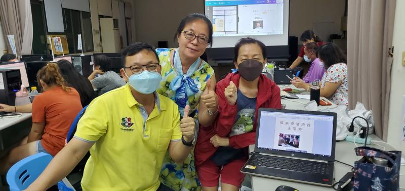 透過潮州人文電子書的製作 讓潮庄樂齡朋友們 將canva設計完成的成果 學習issuu轉換製作電子書 一步一步製作屬於自己的人文影像電子書 增加樂齡i潮庄 在地文化保存的機會