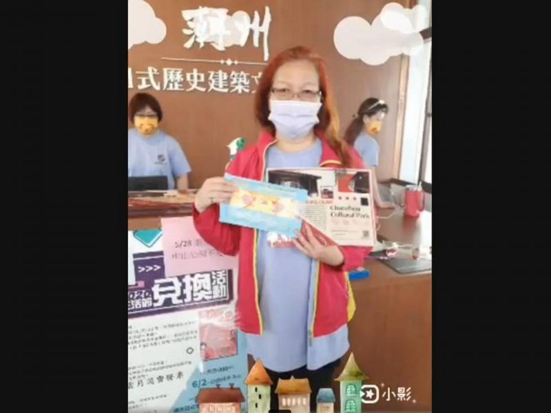 陳茵茵樂齡初學者-為潮州鎮歌仔戲班的學員-利用小影輕鬆完成-在潮州鎮日式建築園區的歌仔戲練習成果。也藉由臉書等社群媒介 傳播愛潮州的訊息