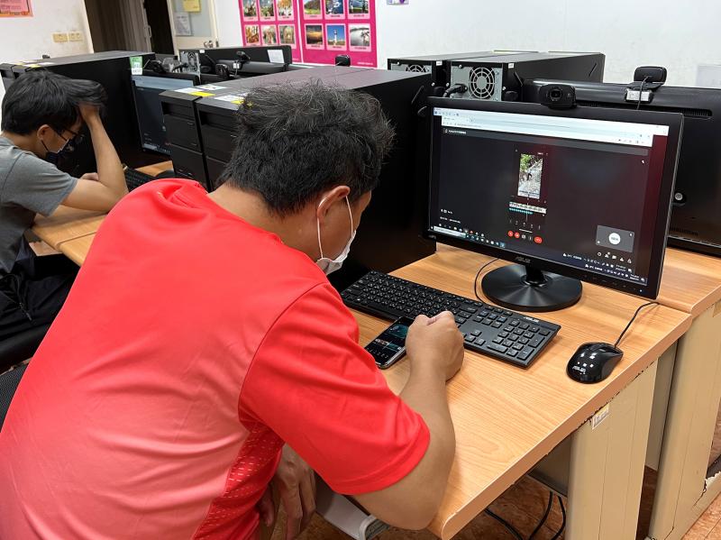 講師分享手機操作畫面，帶著學員一步步學習剪輯軟體應用