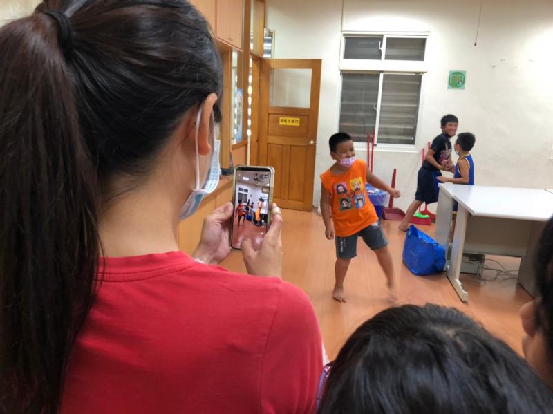 透過手機APP與學員玩遊戲