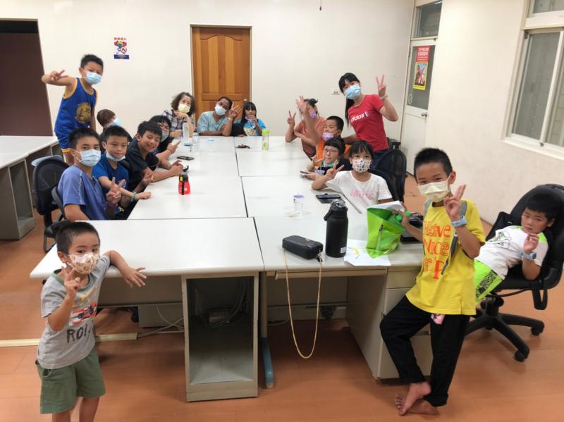 下課了，大家一起拍照。