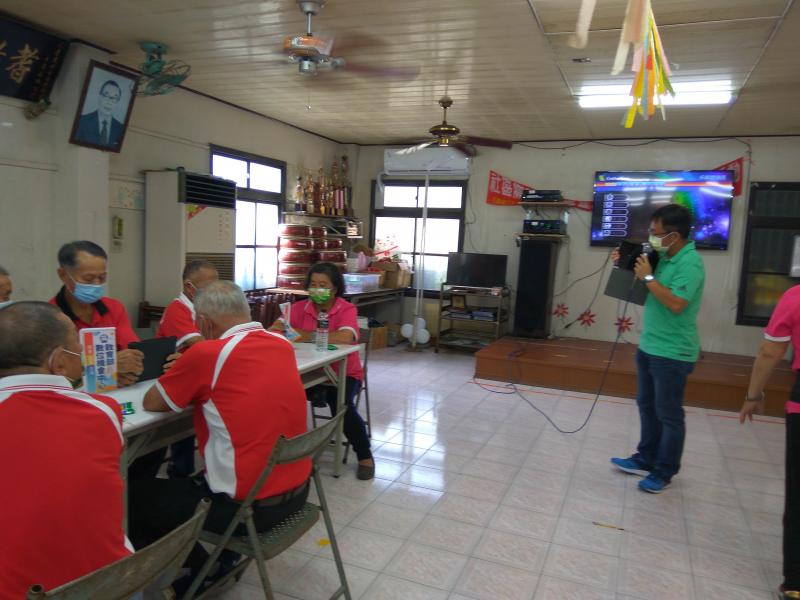 老師向學員介紹平板電腦的功能及如何運用情形