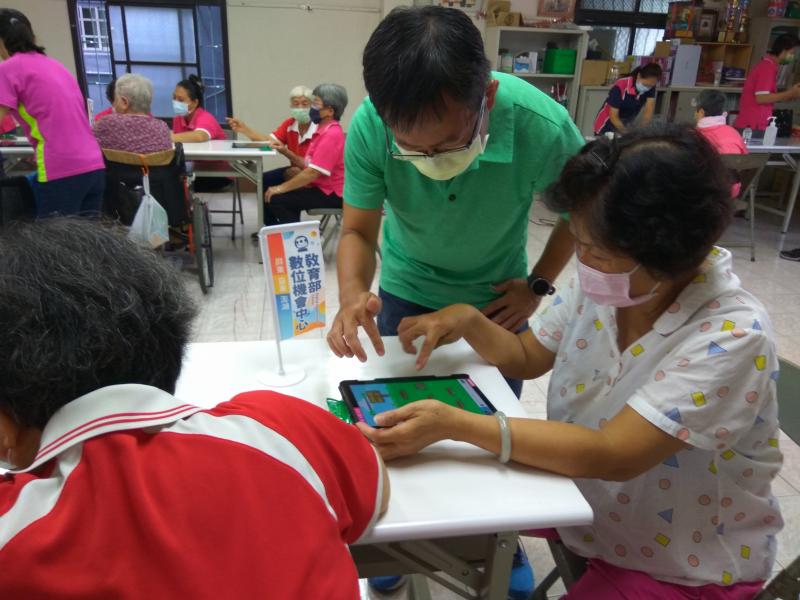 老師指導學員觀看網路健康運動遊戲及如何下載使用