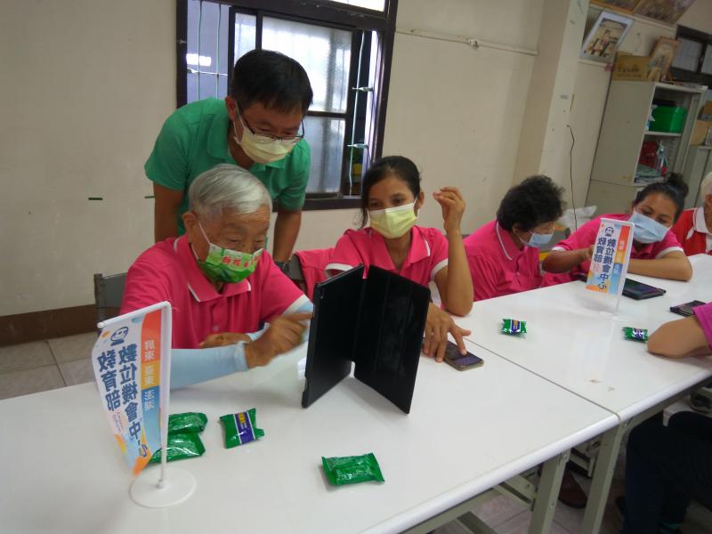 老師隨時注意高齡者學員使用平板電腦情形