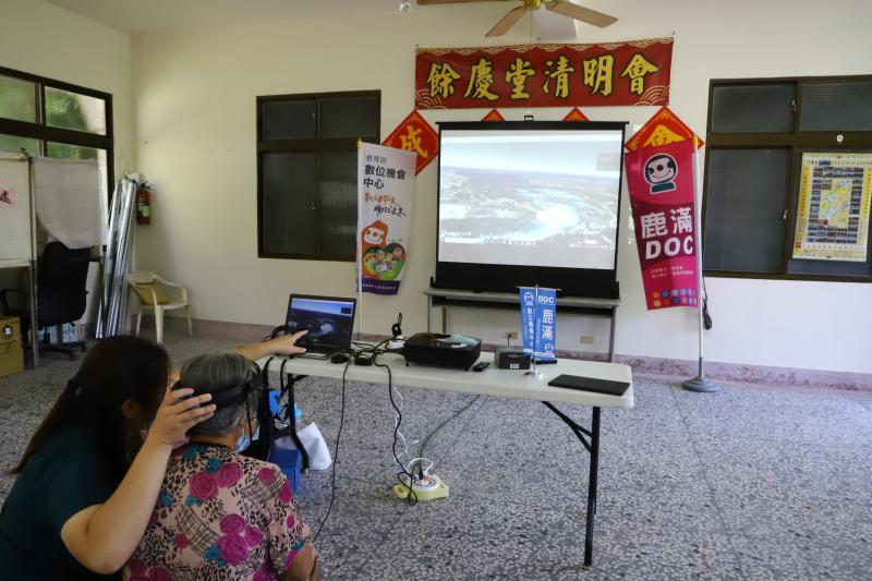 奶奶體驗虛擬實境