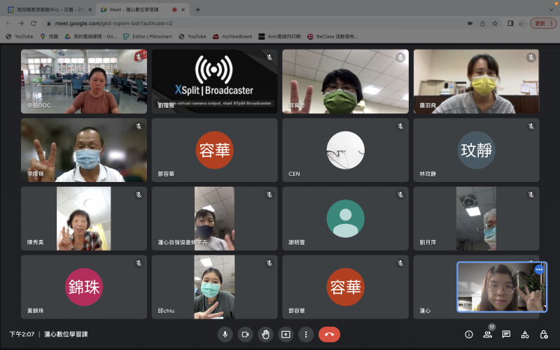 學員一起從線上課程學習海報設計方式