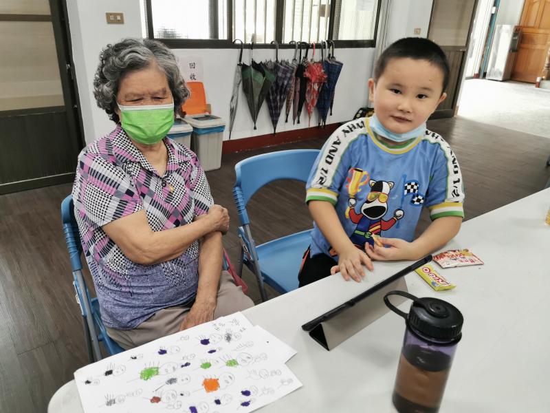 阿公阿嬤也帶著自己放暑假孫子一起來到DOC做學習，一起完成自己的停格動畫故事